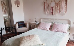2 bedrooms, in-room safe, desk, iron/ironing board