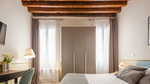 A hotel room with a bed, a desk, a chair, and a television. - Lion Palace Superior R&R (Venecia)