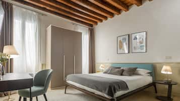 Tabla de planchar con plancha, wifi gratis y ropa de cama