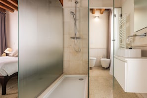 Douche, sèche-cheveux, serviettes fournies