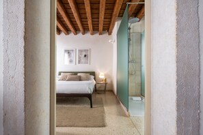 Iron/ironing board, free WiFi, bed sheets - Lion Palace Junior Suite R&R (Venecia)