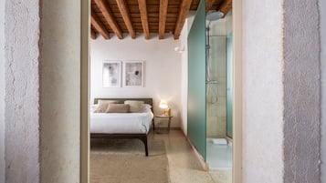 Tabla de planchar con plancha, wifi gratis y ropa de cama