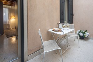 Outdoor dining - Lion Palace Junior Suite R&R (Venecia)