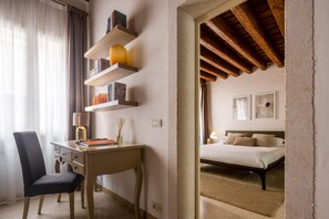 Fer et planche à repasser, Wi-Fi gratuit, draps fournis