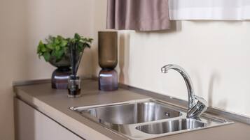 Refrigerador, microondas, lavavajillas y tetera eléctrica