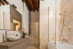 Bathtub, hair dryer, towels - Lion Palace Deluxe R&R (Venecia)