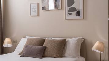 Tabla de planchar con plancha, wifi gratis y ropa de cama