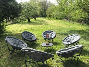 Property grounds - Spacious Renovated Cottage with Garden, EV Charger, Near Major Attractions (Autrepierre)