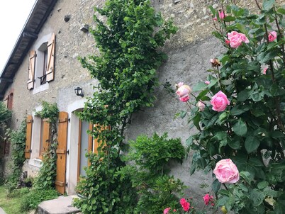 Spacious Renovated Cottage with Garden, EV Charger, Near Major Attractions