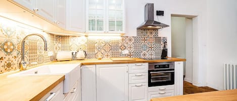 Een koelkast, een microgolfoven, een oven, een kookplaat