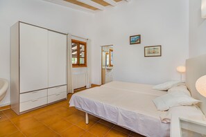 1 bedroom, in-room safe, iron/ironing board, free WiFi