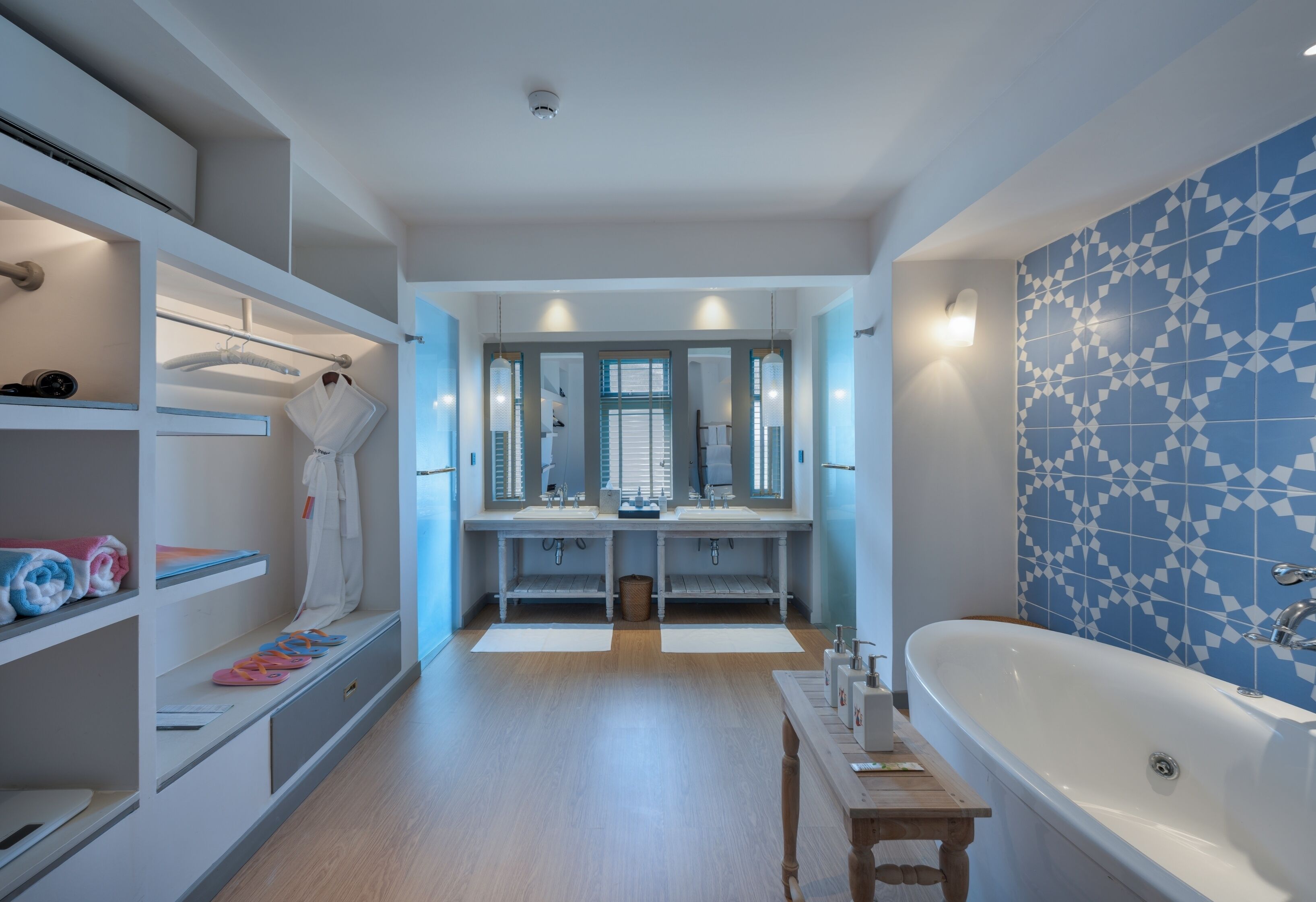 separate bathtub and shower, rainfall showerhead