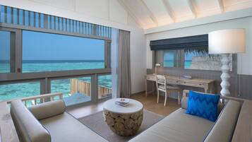 43-tums smart-tv med satellitkanaler, tv och bordsfotboll