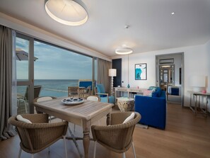 43 inci sebuah televisyen pintar dengan satelit, TV, bola sepak meja