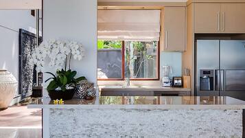 Vila, 4 quartos | Cozinha privada | Geladeira grande, micro-ondas, fogão, cooktop