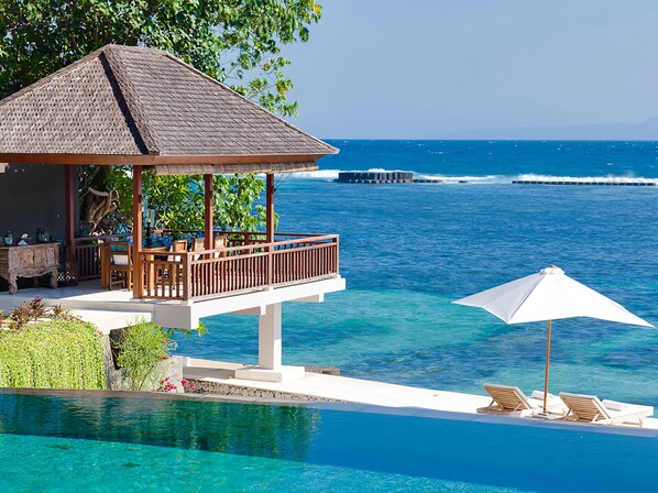 Outdoor pool, pool umbrellas, sun loungers - Villa Tirta Nila by Elite Havens (Manggis)