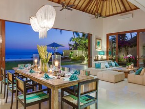 Villa, 4 Bedrooms | Dining room