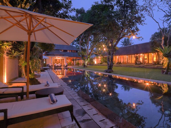 Outdoor pool, pool umbrellas, sun loungers