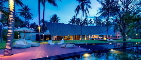 Outdoor pool, pool umbrellas, sun loungers