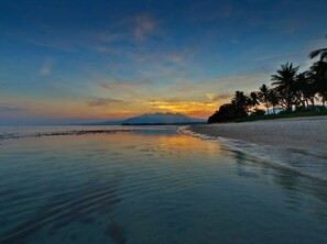 Sur la plage, chaise longue, parasol, serviettes de plage
