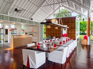 Villa, 6 Bedrooms | Dining room