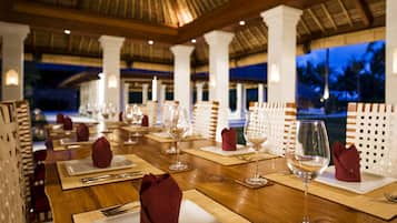 Villa, 6 Bedrooms | Dining room