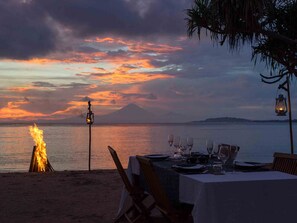 Sur la plage, chaise longue, parasol, serviettes de plage