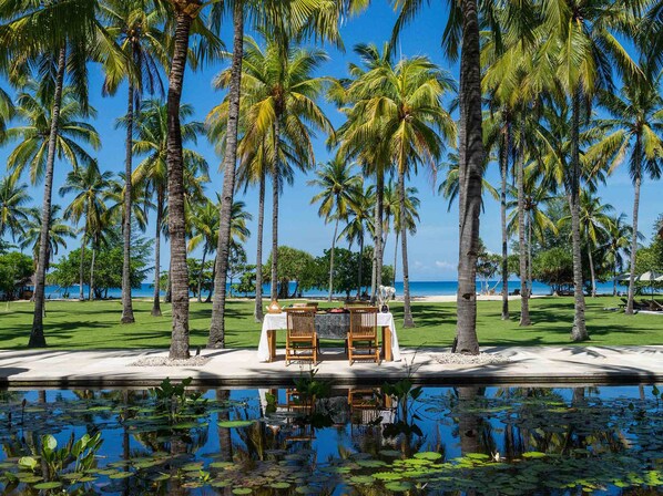 Piscine extérieure, parasols, chaises longues