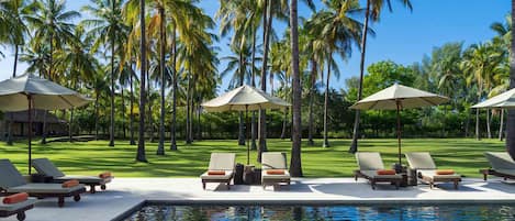 Piscine extérieure, parasols de plage, chaises longues