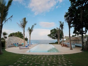 Piscina externa, guarda-sóis, espreguiçadeiras