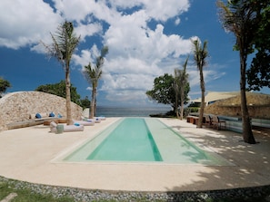 Outdoor pool, pool umbrellas, pool loungers - Villa Seascape by Elite Havens (Lembongan Island)