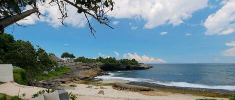 在海滩、沙滩椅、海滩遮阳伞、沙滩毛巾