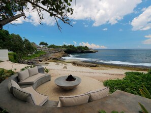 On the beach, sun-loungers, beach umbrellas, beach towels - Villa Seascape by Elite Havens (Lembongan Island)