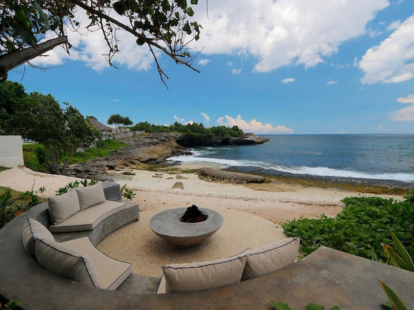 On the beach, sun-loungers, beach umbrellas, beach towels - Villa Seascape by Elite Havens (Lembongan Island)