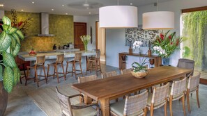 Villa (Mandalay Dua) | Cuisine privée | Réfrigérateur grande capacité avec congélateur, four à micro-ondes