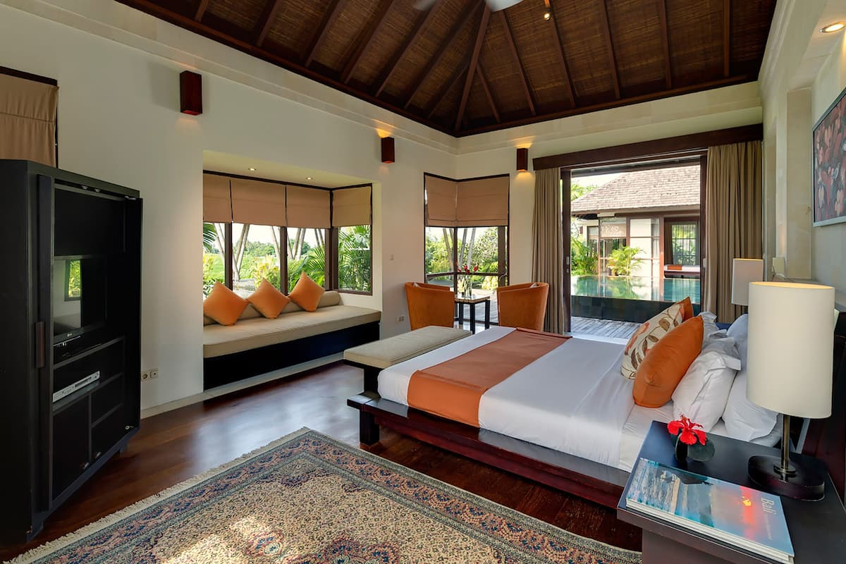 4 bedrooms, blackout curtains, free cots/infant beds, free WiFi
