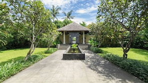 Blackout curtains, free cots/infant beds, free WiFi, bed sheets - Mandalay Villas (Munggu)