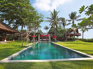 Außenpool, Sonnenschirme, Liegestühle