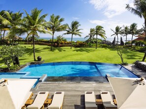 Kolam renang outdoor, dengan payung kolam renang dan kursi berjemur