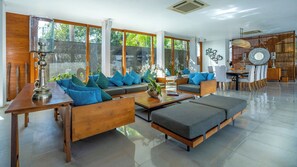 5 bedrooms, in-room safe, individually decorated, individually furnished - Villa Cendrawasih (Seminyak)