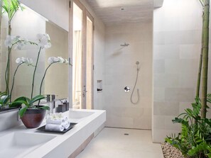 Villa, 3 habitaciones | Baño | Regadera tipo lluvia, amenidades de baño gratuitas, secadora de cabello 