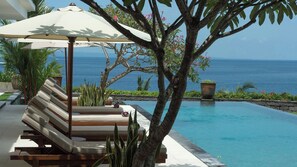 Outdoor pool, pool umbrellas, sun loungers - Villa Asada (Manggis)