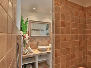 Dusche, Haartrockner, Handtücher