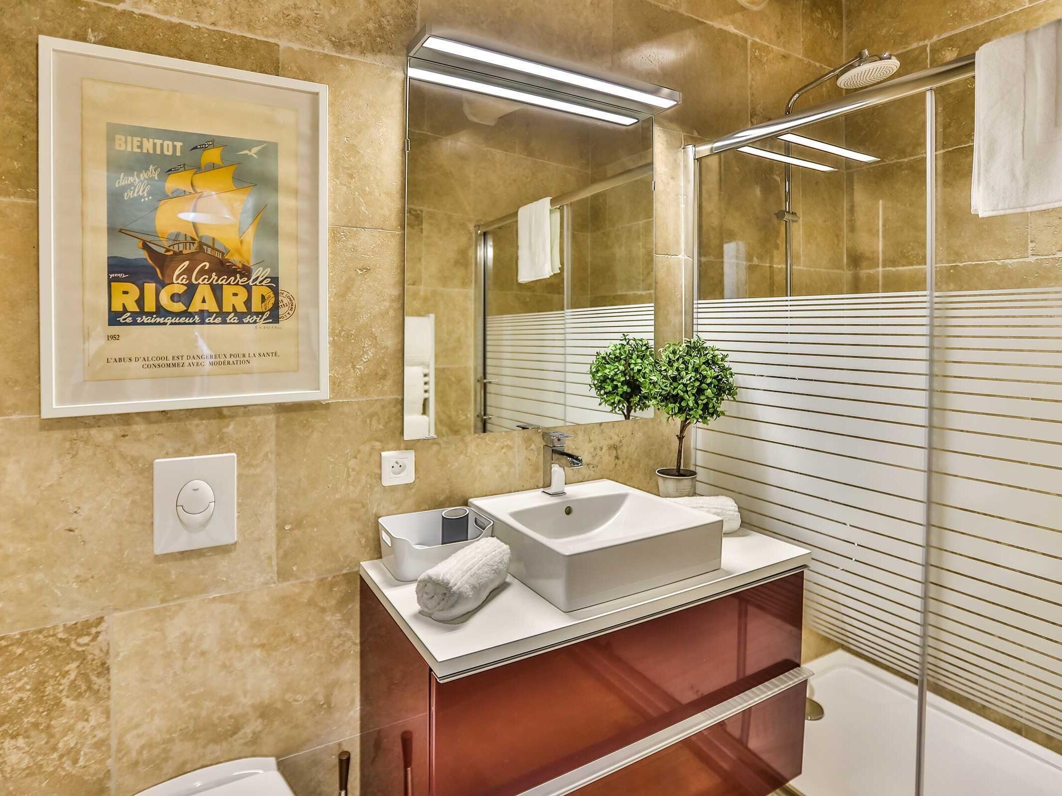 Douche, sèche-cheveux, serviettes fournies