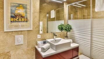 Een douche, een haardroger, handdoeken