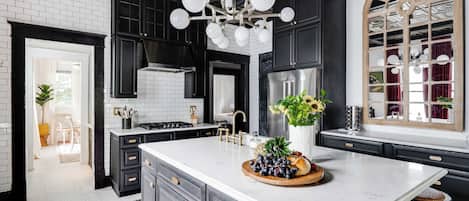 雪櫃、微波爐、焗爐、爐具