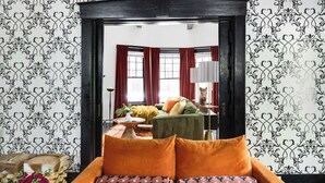 Un salon chaleureux avec un canapé, une table basse et une plante décorative.