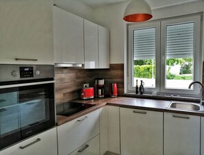 Refrigerador, placa de cocina, lavavajillas, cafetera/tetera