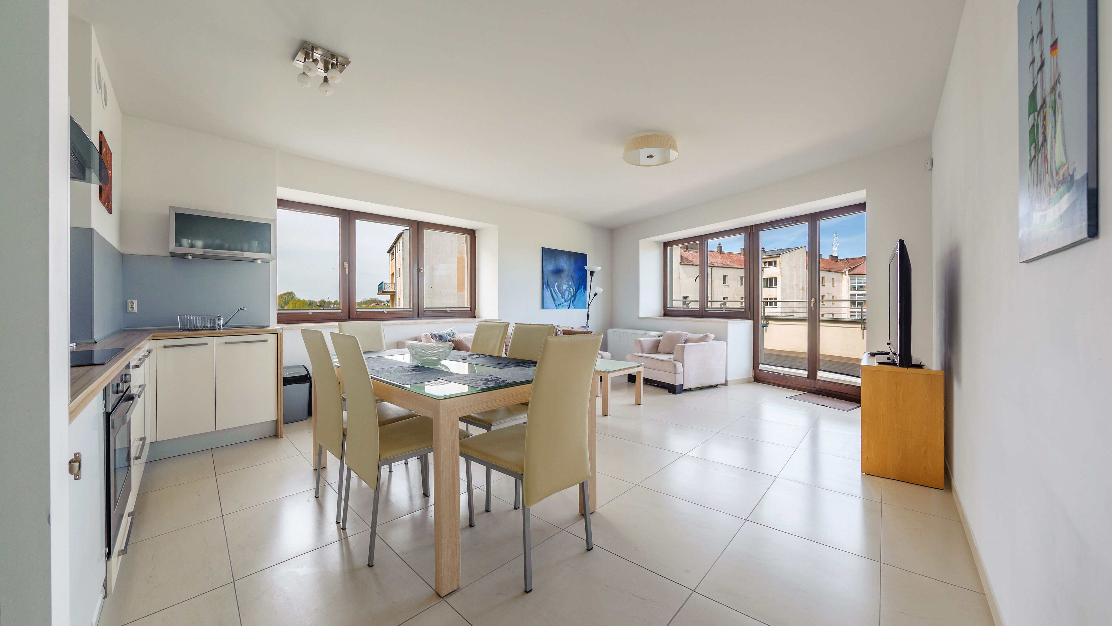 Eine moderne Wohnung mit Essbereich, Küche und Wohnbereich.