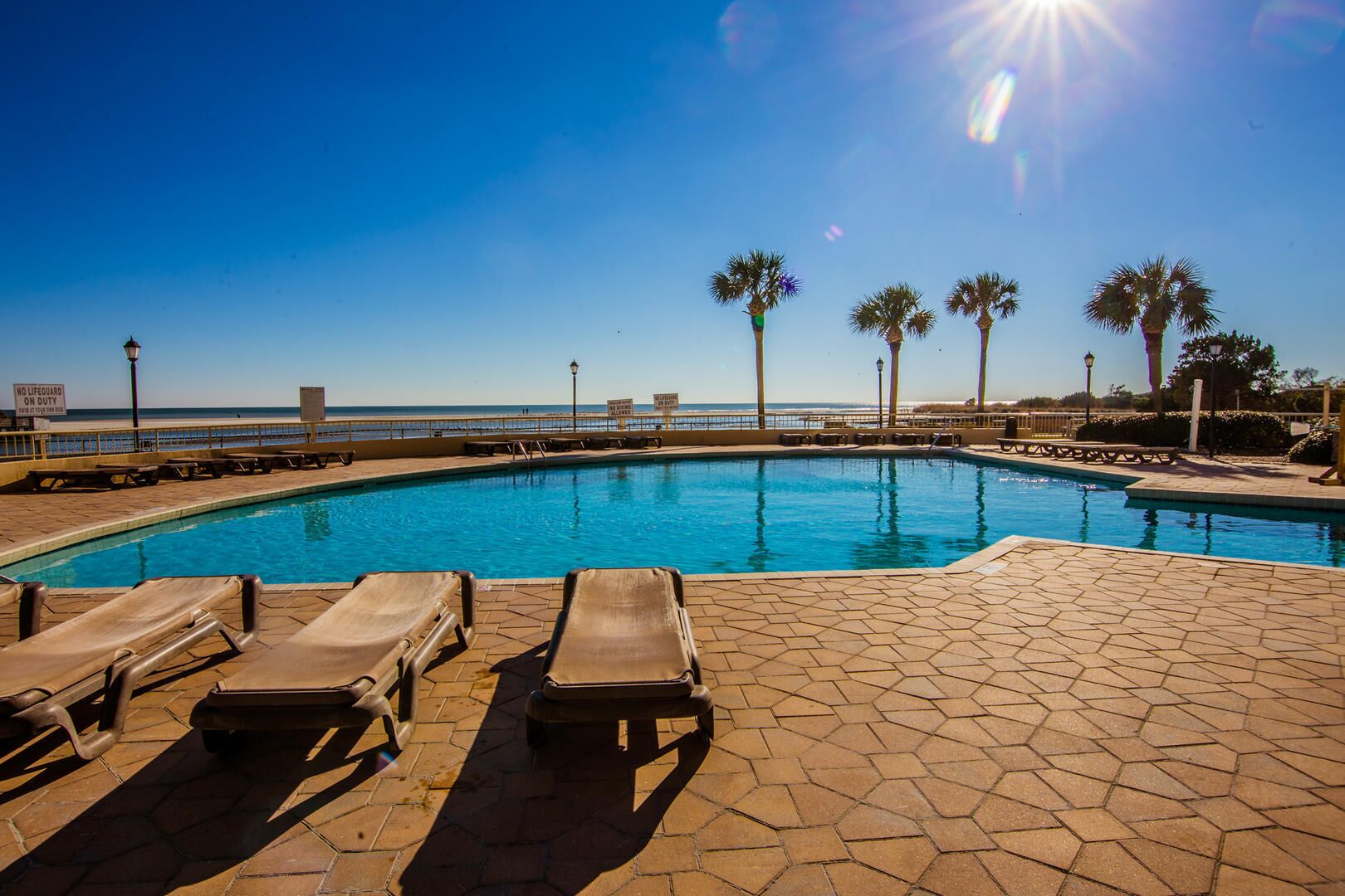 Innendørsbasseng og et oppvarmet basseng